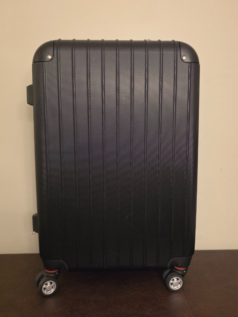 Bara Black Luggage Spinner carry-on suitcase TSA approved lock- 22" (Brand New)